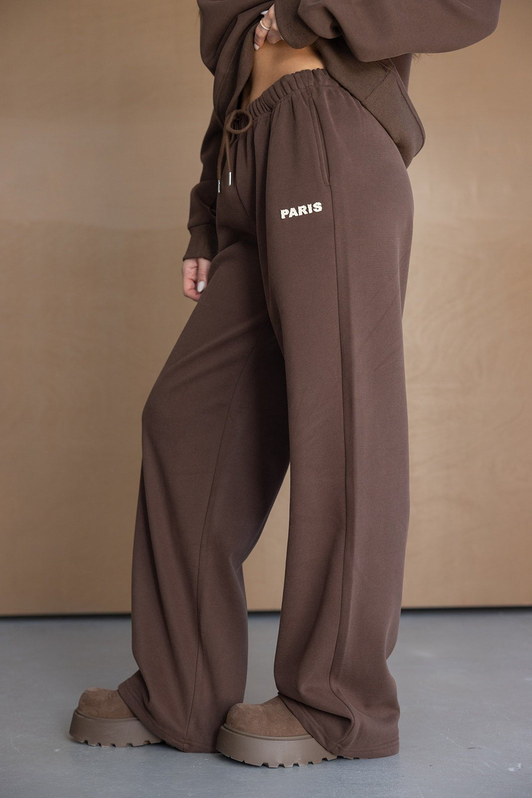 מכנסי טרנינג רחבים חומים עם כיתוב PARIS לנשים, לוק קז'ואל אופנתי, נעלי פלטפורמה חומות