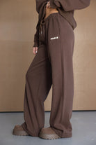 מכנסי טרנינג רחבים חומים עם כיתוב PARIS לנשים, לוק קז'ואל אופנתי, נעלי פלטפורמה חומות