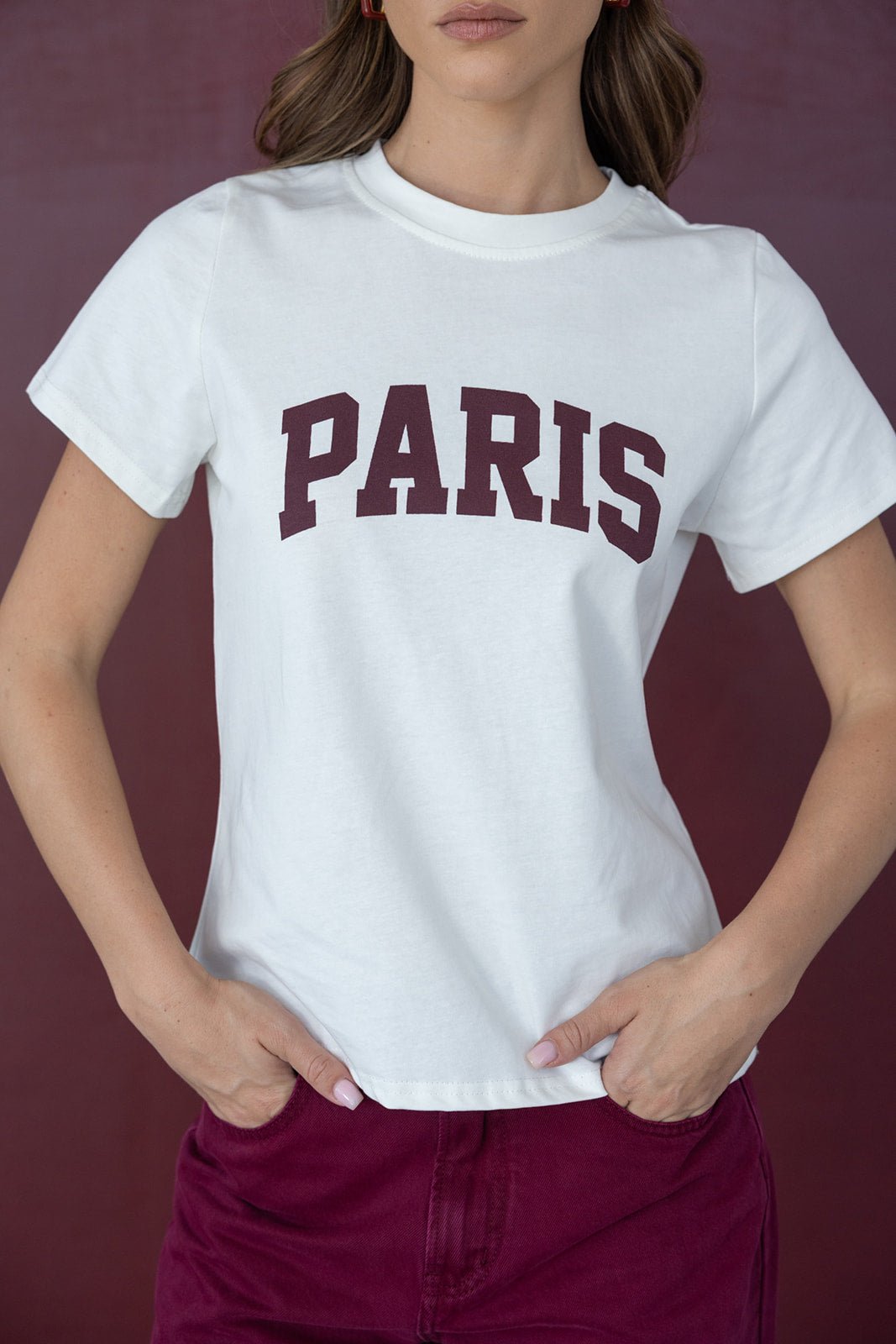 חולצת טי לבנה עם הדפס PARIS ובגדים בצבע בורדו, אופנת נשים צעירה