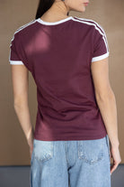 חולצת טי בורדו עם פסים לבנים בשרוולים, ג'ינס בגזרה גבוהה, אופנת נשים ונערות