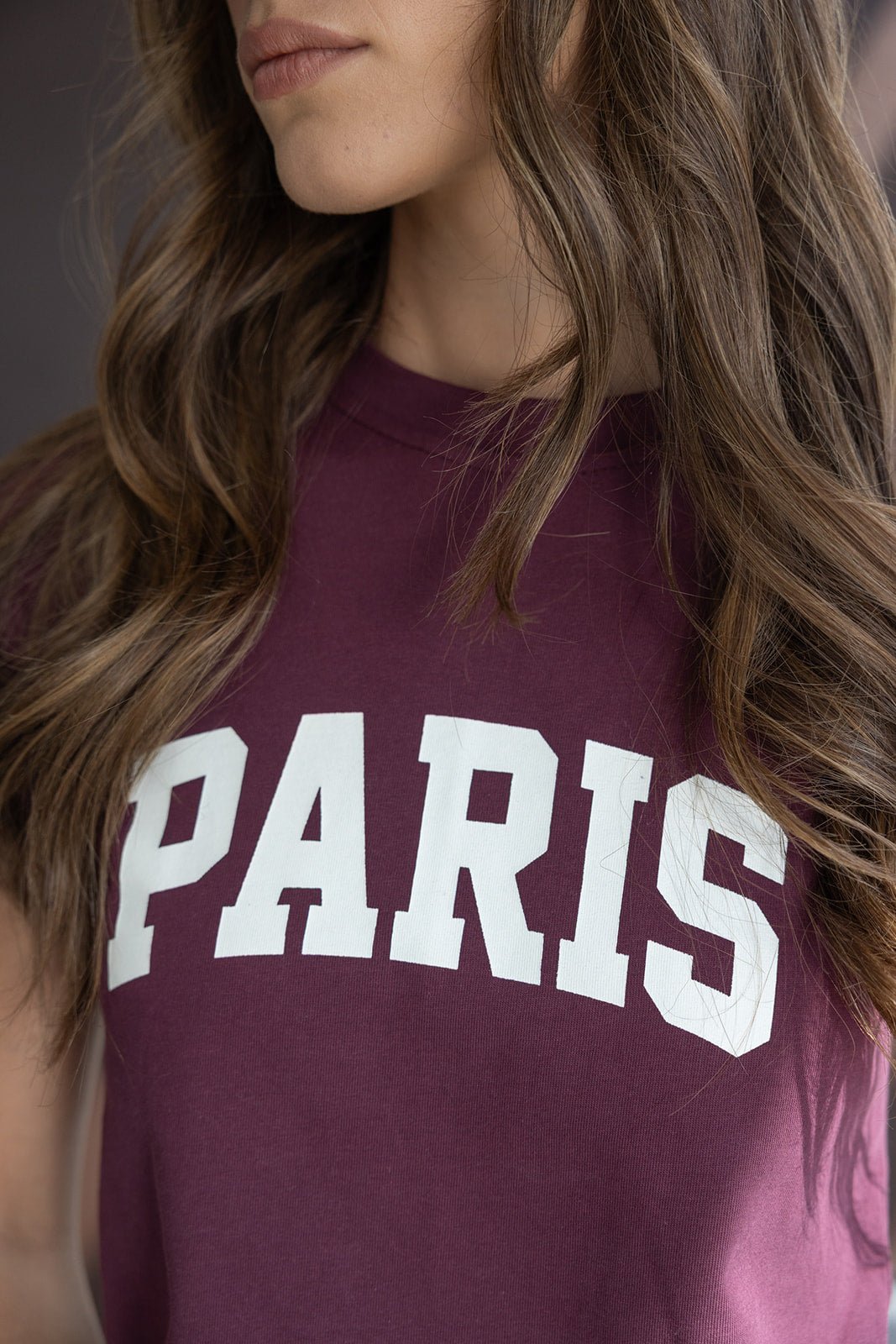 חולצת טי בורדו לאישה עם הדפס לבן PARIS, אופנה לנערות ולנשים