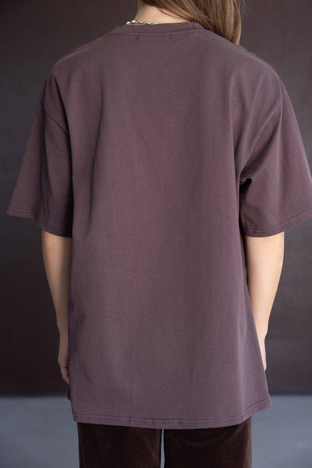 חולצת טי שירט בייסיק חומה לנשים, צילום מגב, מראה קז'ואל אופנתי