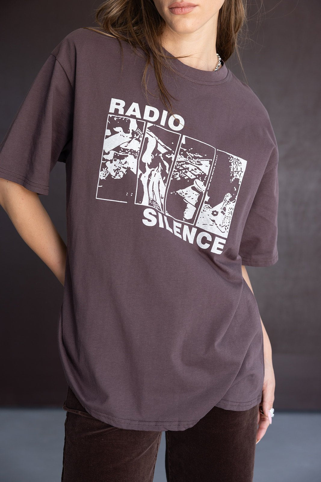 אישה לובשת טי שרט חומה עם הדפס גרפי ולוגו RADIO SILENCE, אופנה לנשים צעירות