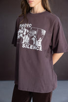 חולצת טי שירט סגולה עם הדפס גראפי לבן ומילות Radio Silence, אופנה לנשים