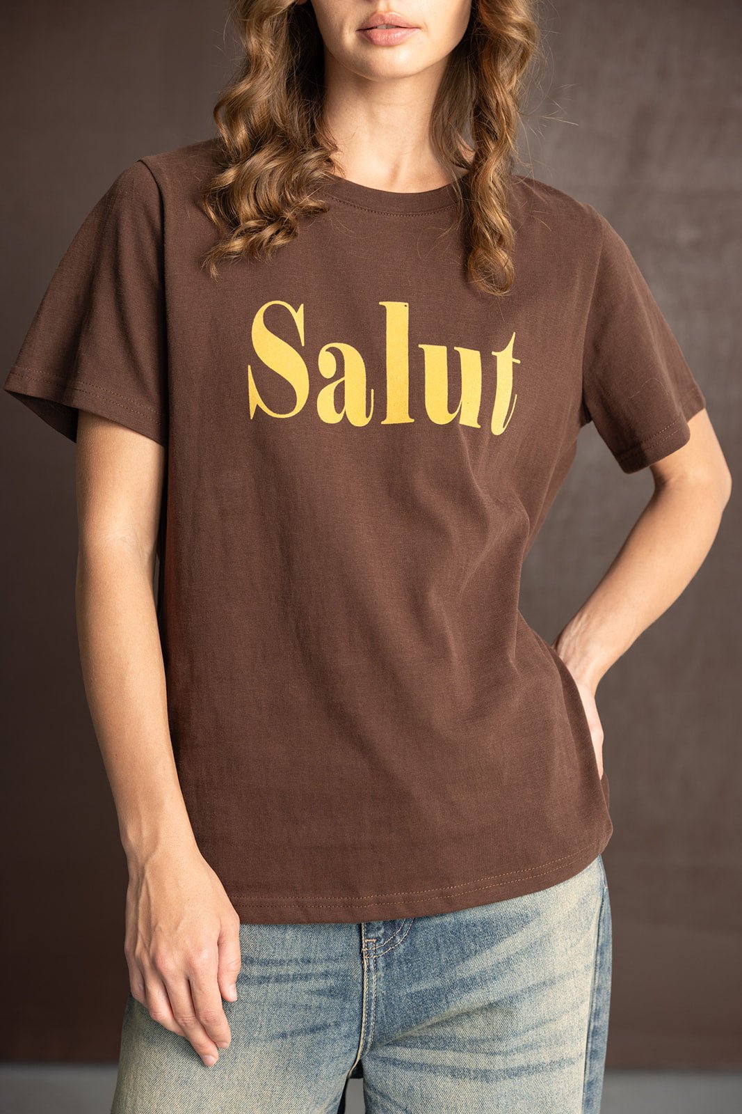 חולצת טי שירט חומה לנשים עם הדפס כתובית 'Salut', אופנה לנערות, ג'ינס בהיר