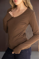 חולצת נשים חומה עם שרוול ארוך ומחשוף וי, אופנה צעירה ועדכנית, על דוגמנית