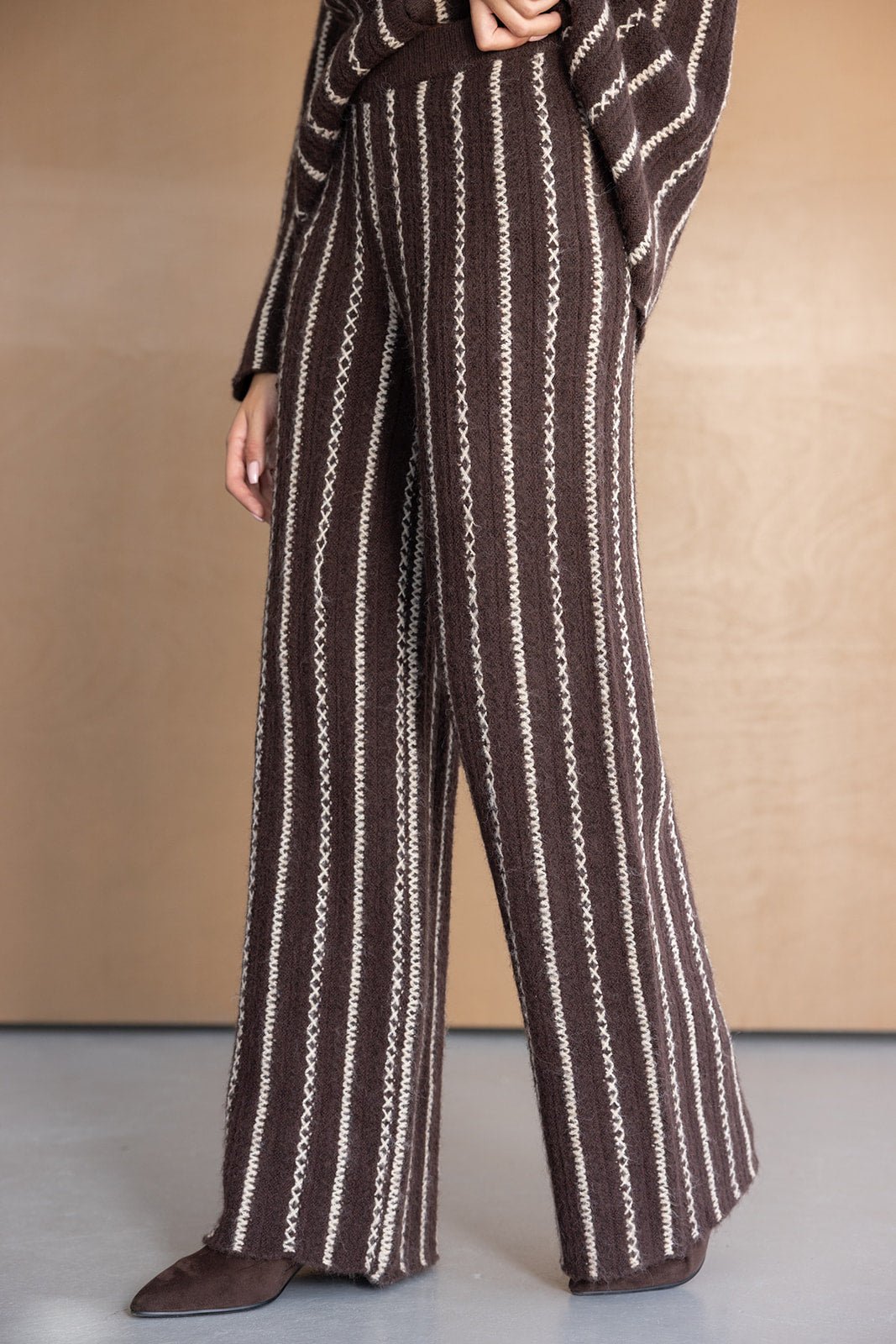 מכנסיים רחבים חומים לנשים עם דוגמת פסים לבנים, אופנת חורף מחמיאה לנערות