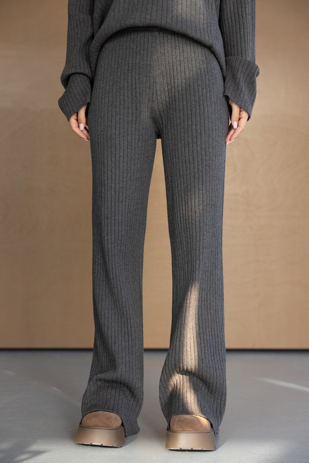 מכנסיים רחבים סרוגים לנשים בגוון אפור כהה, טקסטורה פסים, אופנת חורף נוחה