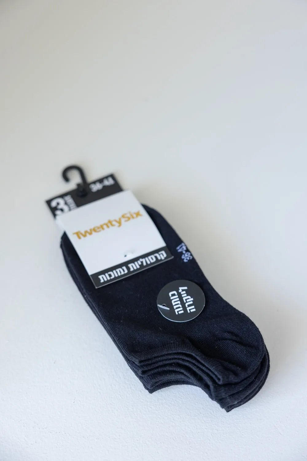 שלישיית גרביים נמוכות בצבע שחור, ארוזות, מידה 36-41, מונחות על משטח לבן