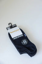 שלישיית גרביים נמוכות בצבע שחור, ארוזות, מידה 36-41, מונחות על משטח לבן