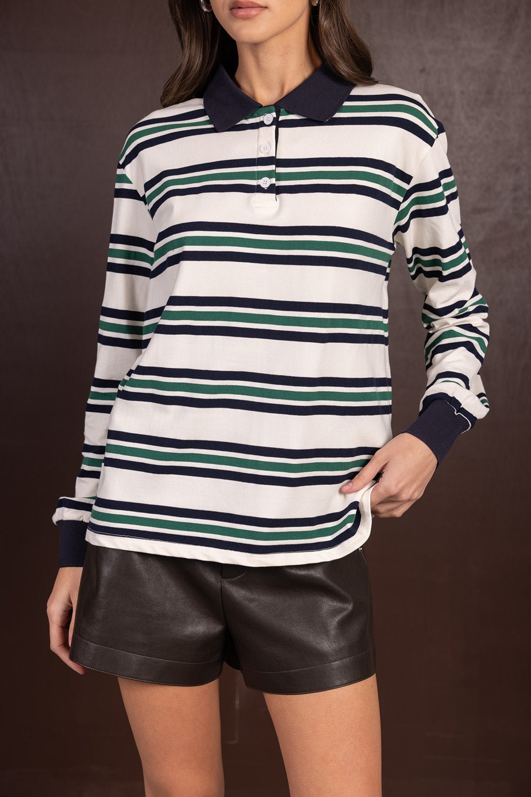 חולצת פולו פסים ארוכה לנשים בצבע לבן עם פסים ירוקים וכחולים, מכנסי שורטס דמוי עור שחורים