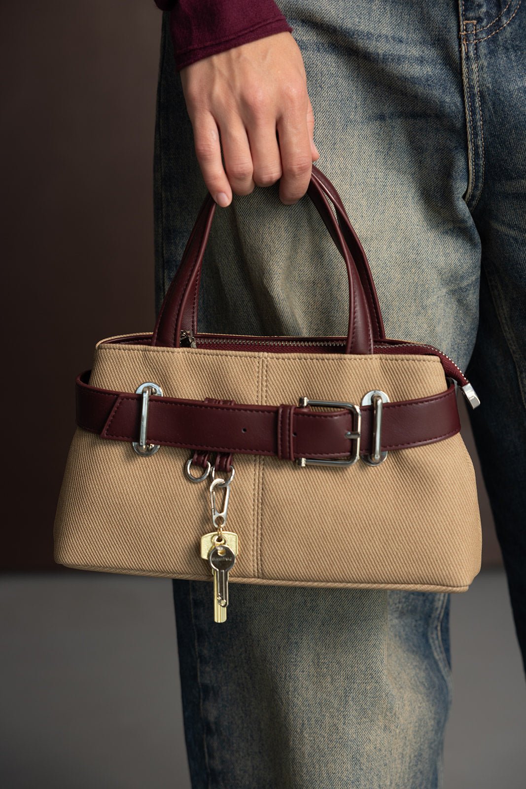 תיק יד אופנתי לנשים בצבע בז' עם רצועות חומות ועיטור מפתח, להשלמת לוק יומי אופנתי