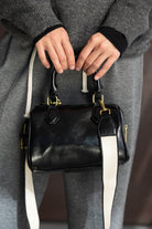 תיק יד לנשים בצבע שחור עם רצועה לבנה, אופנה עדכנית בסגנון קז'ואל