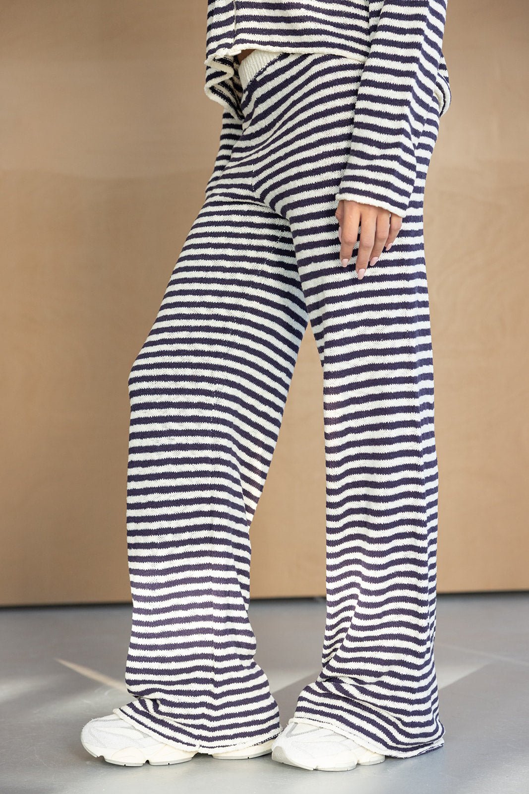 מכנסיים רחבים עם פסים שחור-לבן וסניקרס, אופנת נשים ונערות בסגנון קז'ואל עדכני