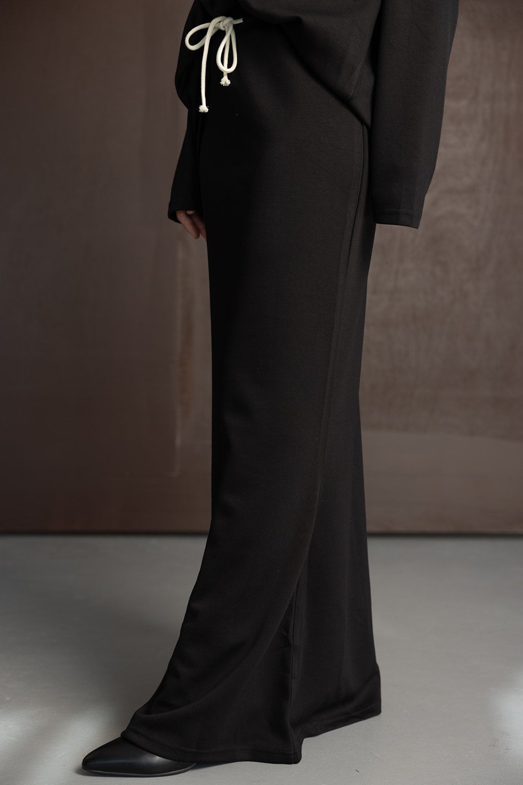 מכנסי טרנינג שחורים לנשים עם שרוך קשירה לבן, אופנה נוחה ויומיומית