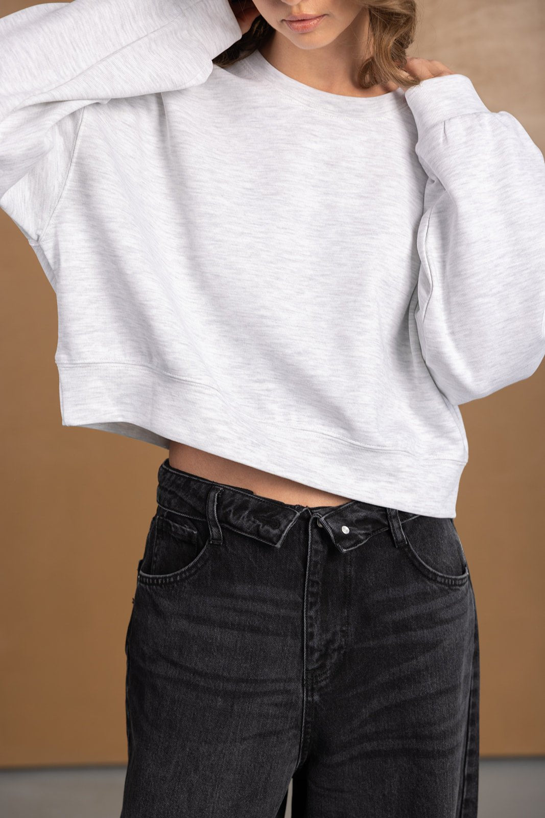 חולצת סווטשירט לבנה קצרה לנשים עם שרוולים רחבים, מכנסי ג'ינס שחורים גבוהים