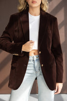 בלייזר קטיפה חום לאשה, חולצה לבנה קצרה וג׳ינס בגזרה גבוהה, סטייל אופנתי לנשים צעירות