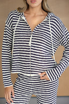 חליפת נשים פסים סרוגה בצבעי כחול ולבן עם קפוצ'ון ורוכסן, אופנת קיץ לנשים