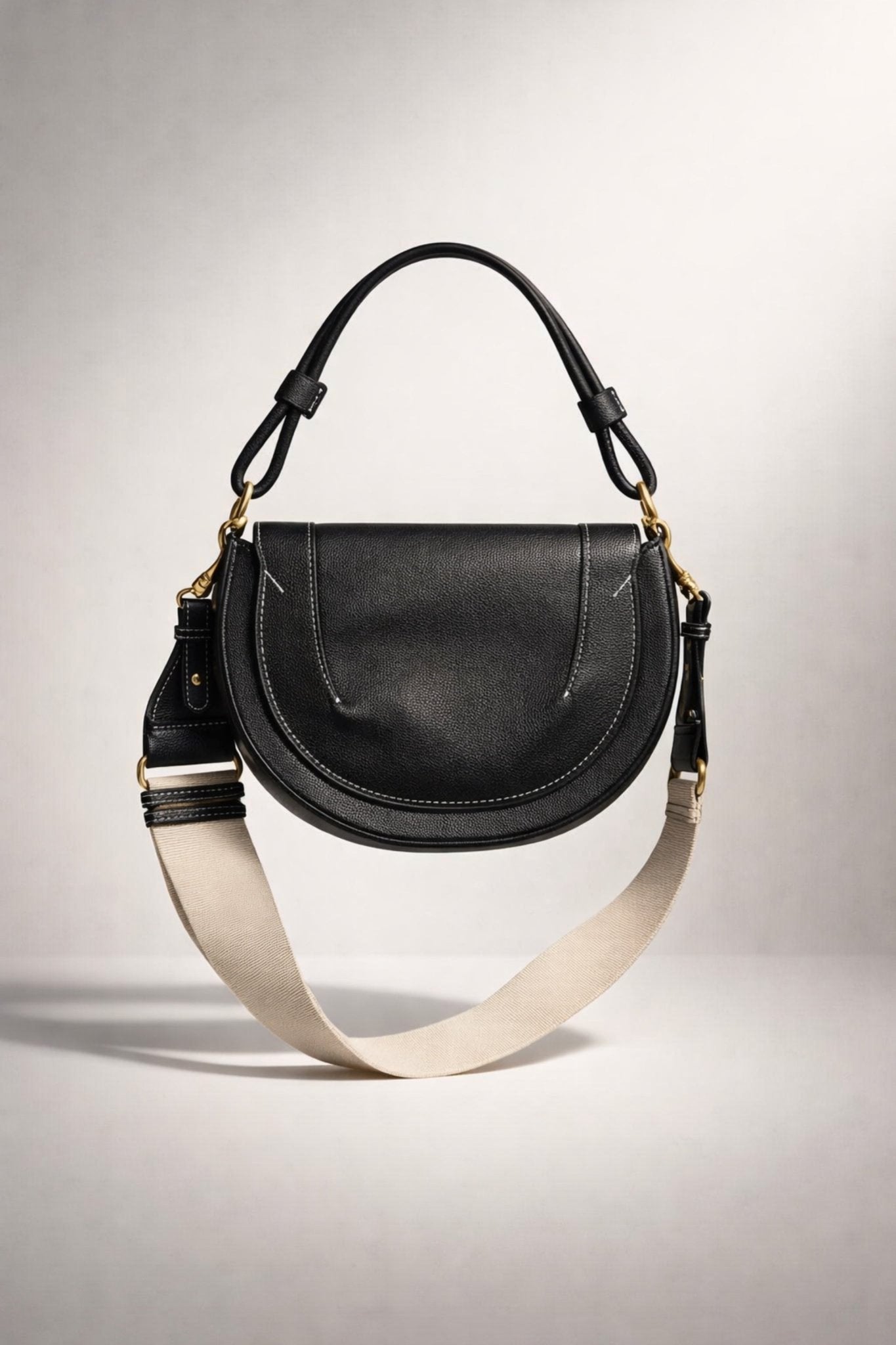 תיק צד לנשים בצבע שחור עם רצועה עבה בהירה, אופנתי ואלגנטי לאופנת נשים