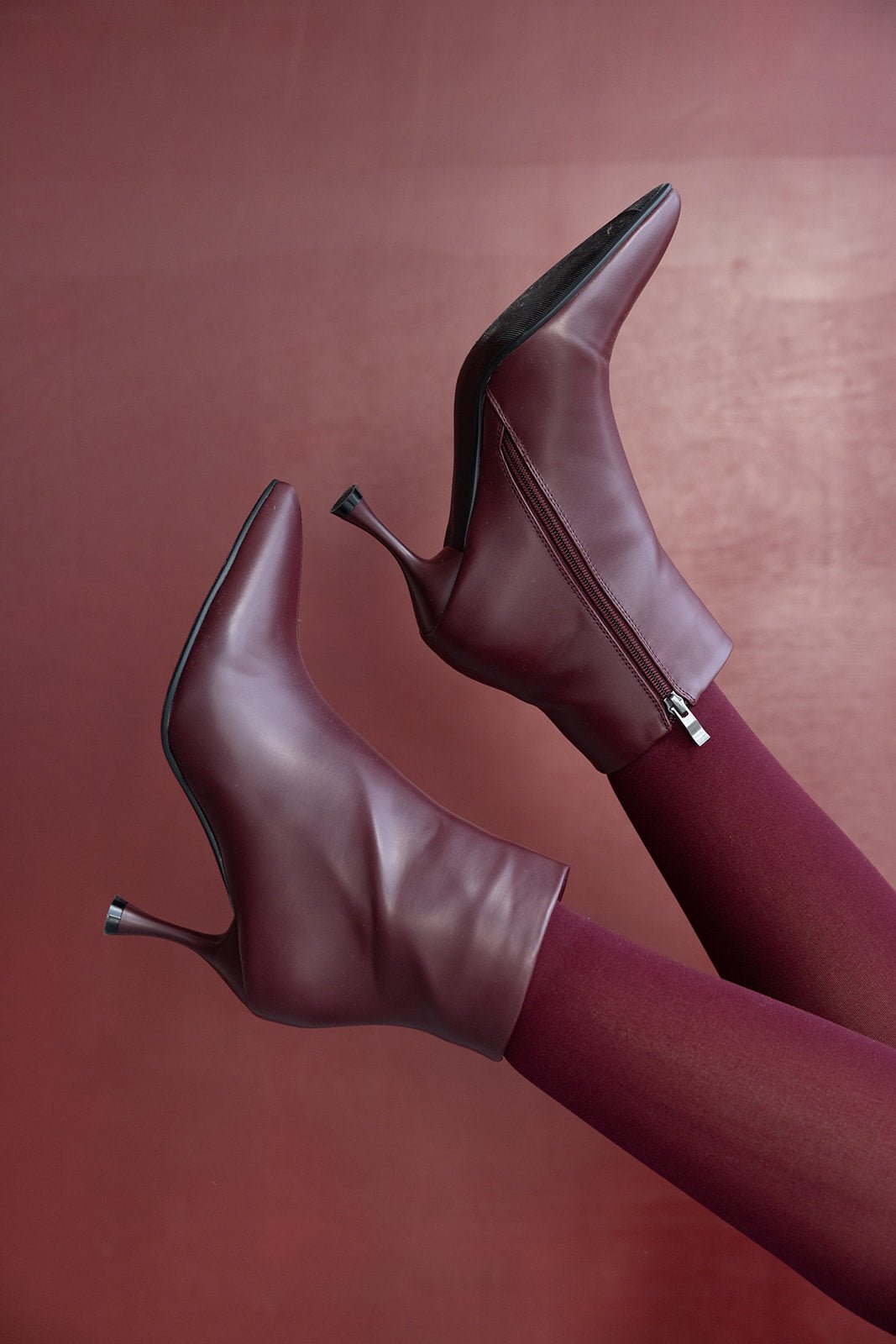 מוקסינים לנשים בורדו עם עקב צר ורוכסן צד על רקע אדום, אופנת חורף לנערות