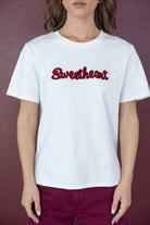 חולצת טישרט לבנה לאשה עם כיתוב Sweetheart באדום, עם מכנס בורדו, אופנת נשים