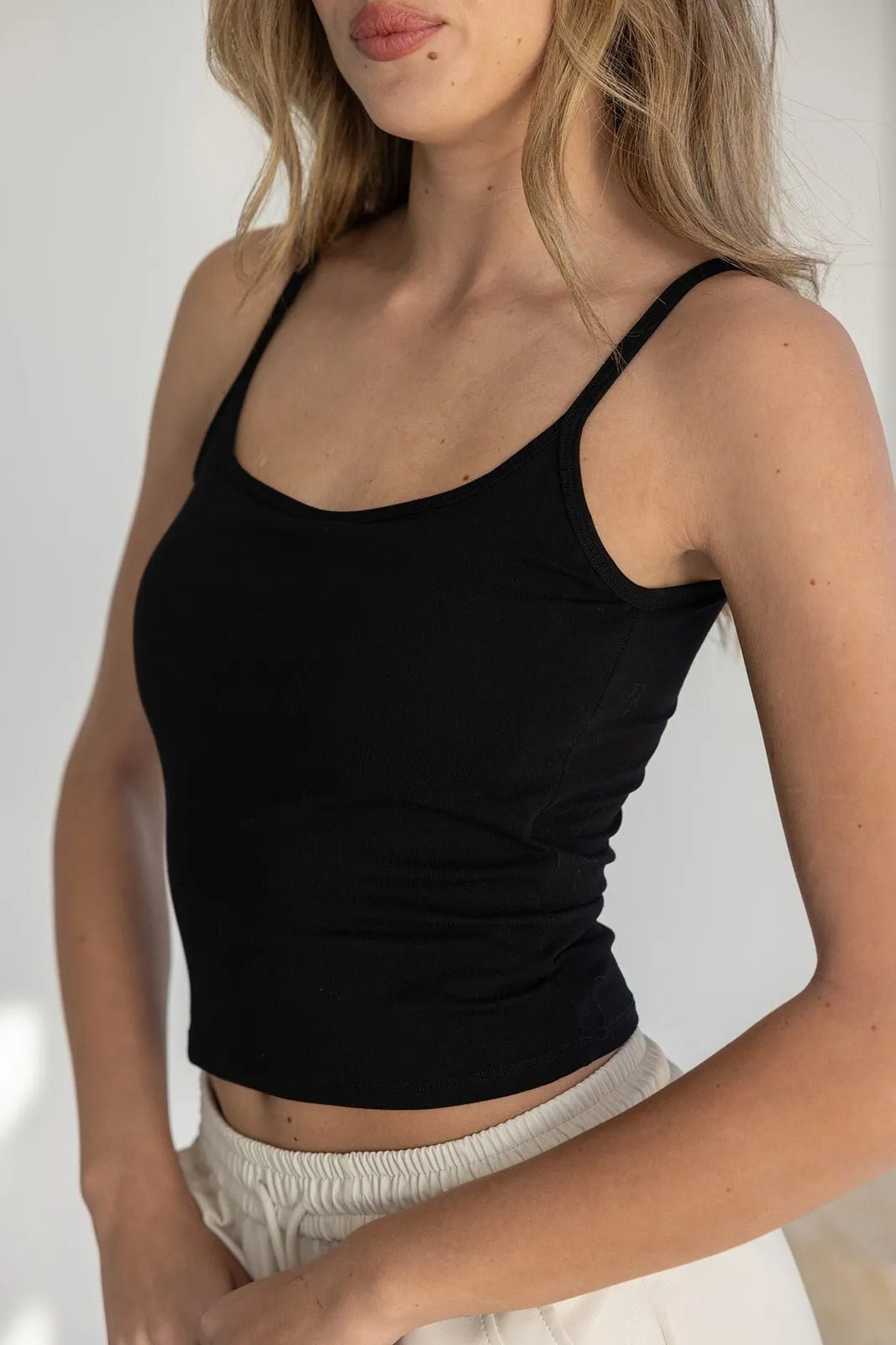 גופיית נשים שחורה עם כתפיות דקות ואורך קצר, אופנת קיץ לנשים צעירות