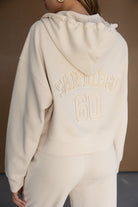 סט טרנינג לנשים בצבע שמנת עם קפוצ'ון וכיתוב SAN DIEGO 60 בגב, אופנת רחוב טרנדית