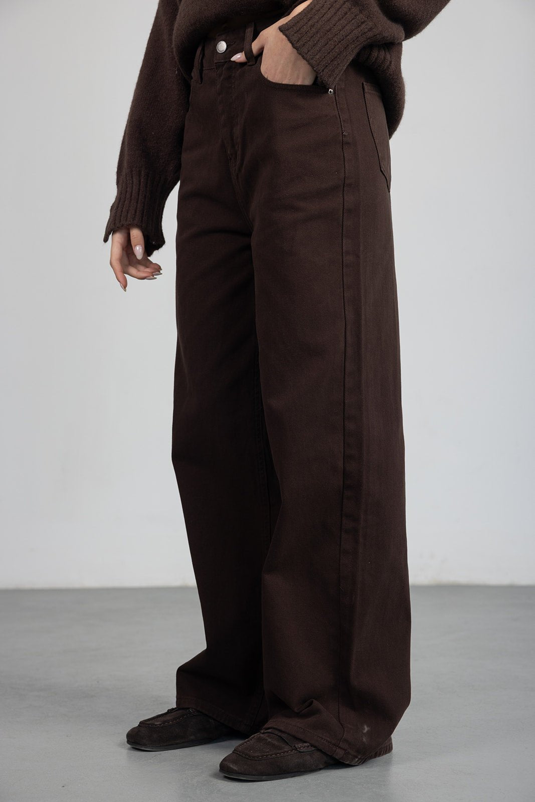 מכנסי נשים רחבים בצבע חום כהה, בד ג'ינס, מראה אופנתי וטרנדי לצעירות