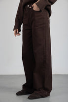 מכנסי נשים רחבים בצבע חום כהה, בד ג'ינס, מראה אופנתי וטרנדי לצעירות