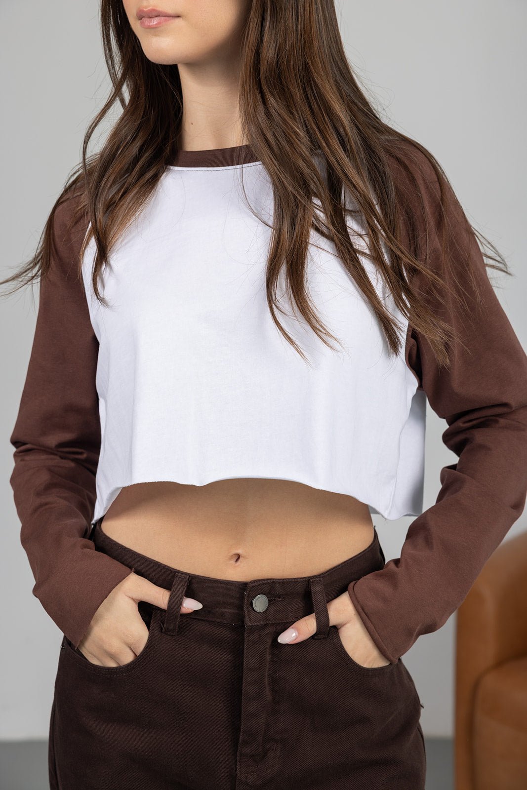 חולצת קרופ ג'סי | חומה - TwentySix