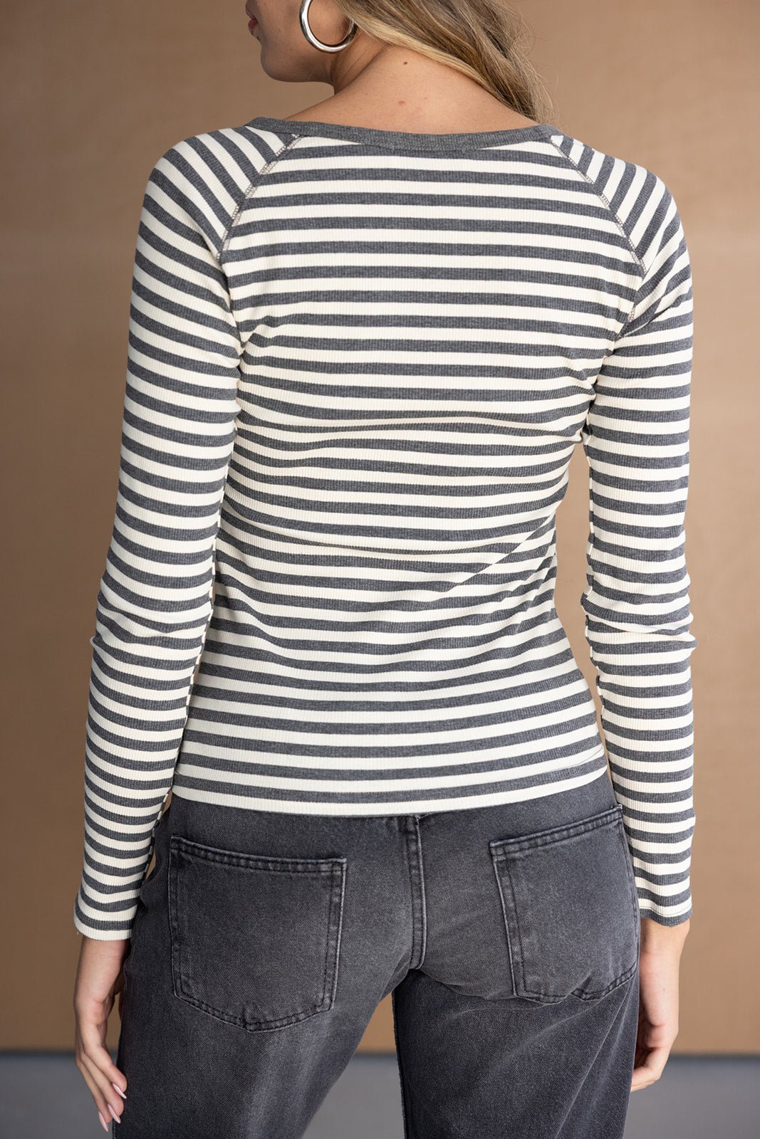 חולצת פסים שחור לבן ארוכה לנשים, בשילוב ג׳ינס כהה, אופנה צעירה ועדכנית