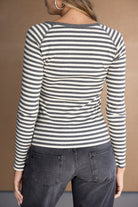 חולצת פסים שחור לבן ארוכה לנשים, בשילוב ג׳ינס כהה, אופנה צעירה ועדכנית