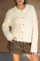קרדיגן נשים צמר פלוף לבן עם כפתורים, שורטס חום מעור, אופנה לנערות