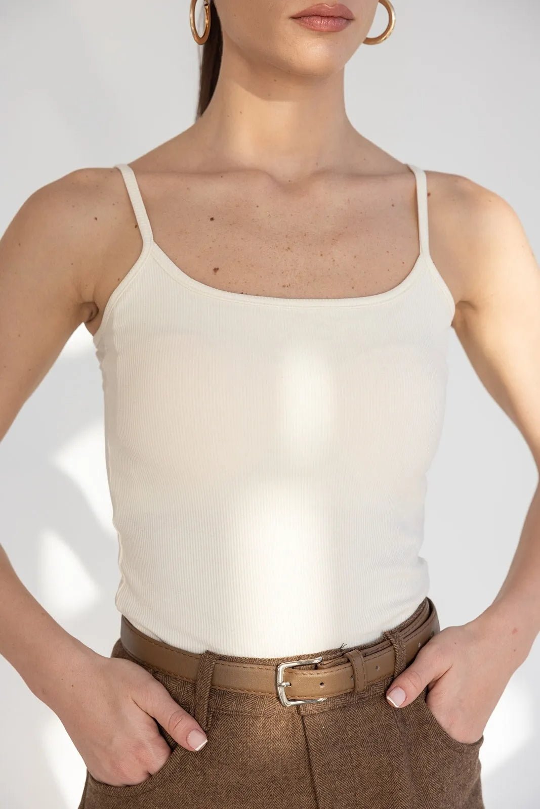 גופיה בז׳ לנשים עם כתפיות דקות, מכנסיים חומים עם חגורה, אופנת קיץ