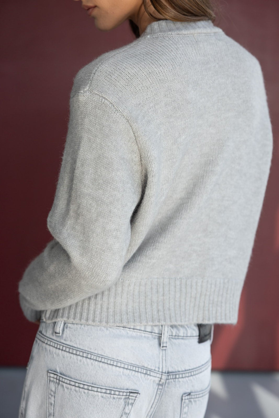 סוודר נשים אפור עם גזרה קצרה, בד רך, ג'ינס גבוה, אופנה לנשים צעירות