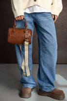 מכנסי ג'ינס רחבים לנשים, נעליים חומות ותיק יד חום לאופנת רחוב צעירה