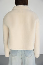 מעיל טדי שמנת לנשים, גב, בשילוב ג'ינס בגזרה גבוהה, אופנת חורף מודרנית