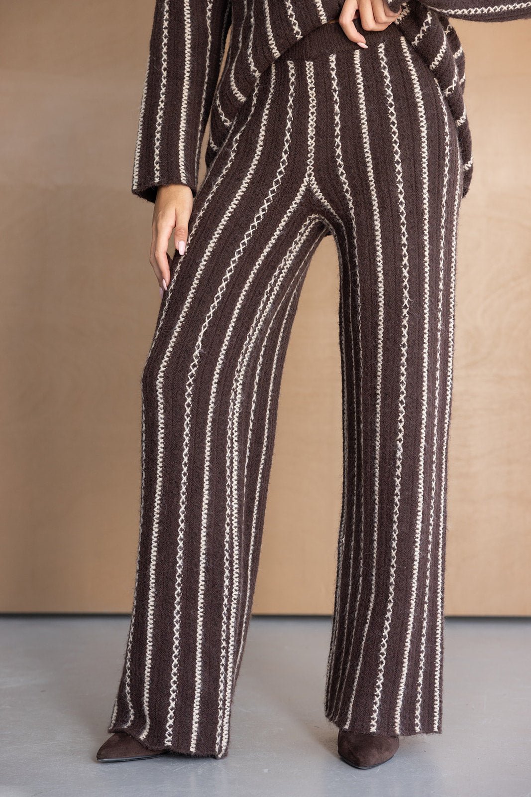 מכנסי נשים חומים עם פסים לבנים, בד סריג, אופנת חורף לנשים ונערות