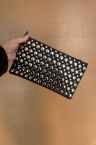 קלאץ' שחור לאישה עם ניטים כסופים, תיק ערב אופנתי לנשים ונערות