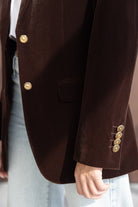 ז'קט קטיפה חום לנשים עם כפתורים זהב, משולב עם ג'ינס בהיר, אופנה עדכנית