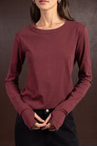 חולצת בייסיק נשים שרוול ארוך בצבע בורדו, בד כותנה, מראה יומיומי אופנתי