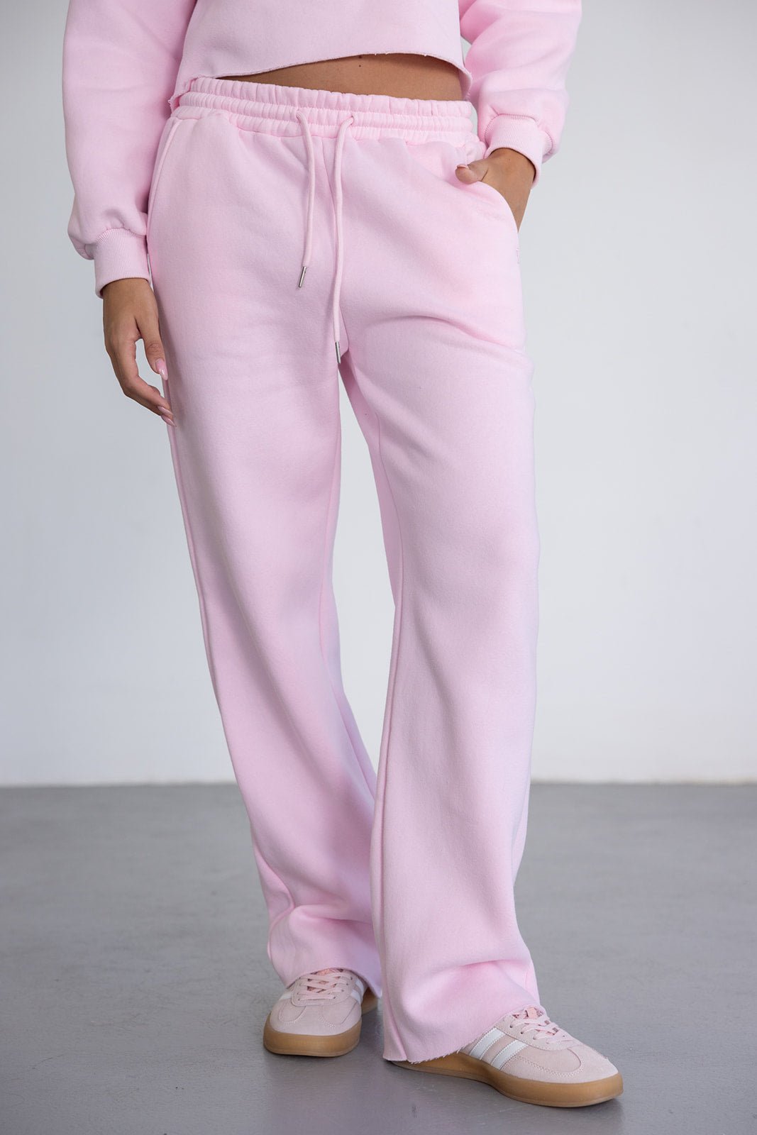 מכנסי טרנינג ורודים לנשים, גזרה רחבה עם שרוך במותן, לוק קז'ואל אופנתי