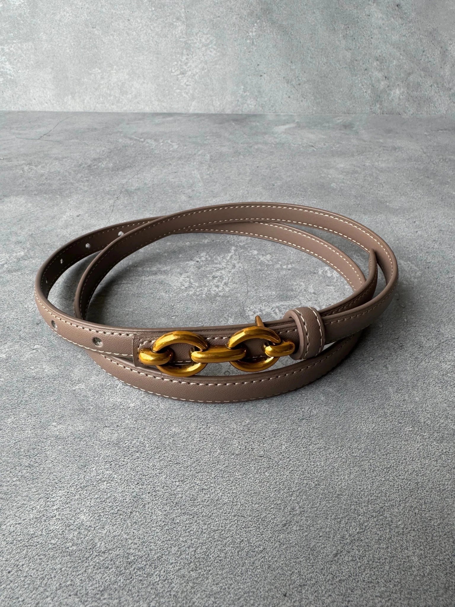 חגורת נשים חומה עם אבזם שרשרת זהוב, פריט אופנה אלגנטי לצעירות