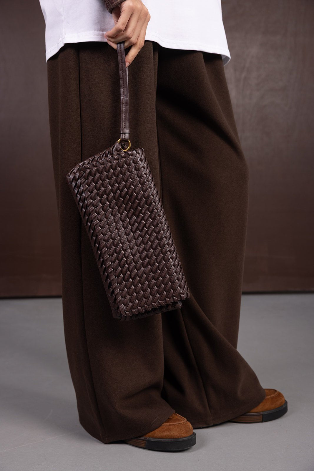 מכנסיים רחבים חומים, נעלי נשים חומות ותיק קלאץ' קלוע חום, אופנה לנשים