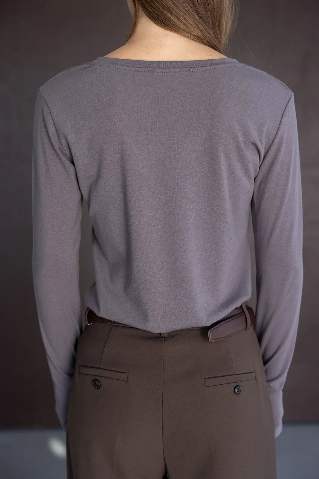 חולצה ארוכה אפורה לנשים עם מכנסיים חומים בגזרה ישרה, צילום גב, אופנה צעירה