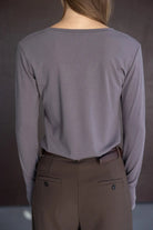 חולצה ארוכה אפורה לנשים עם מכנסיים חומים בגזרה ישרה, צילום גב, אופנה צעירה