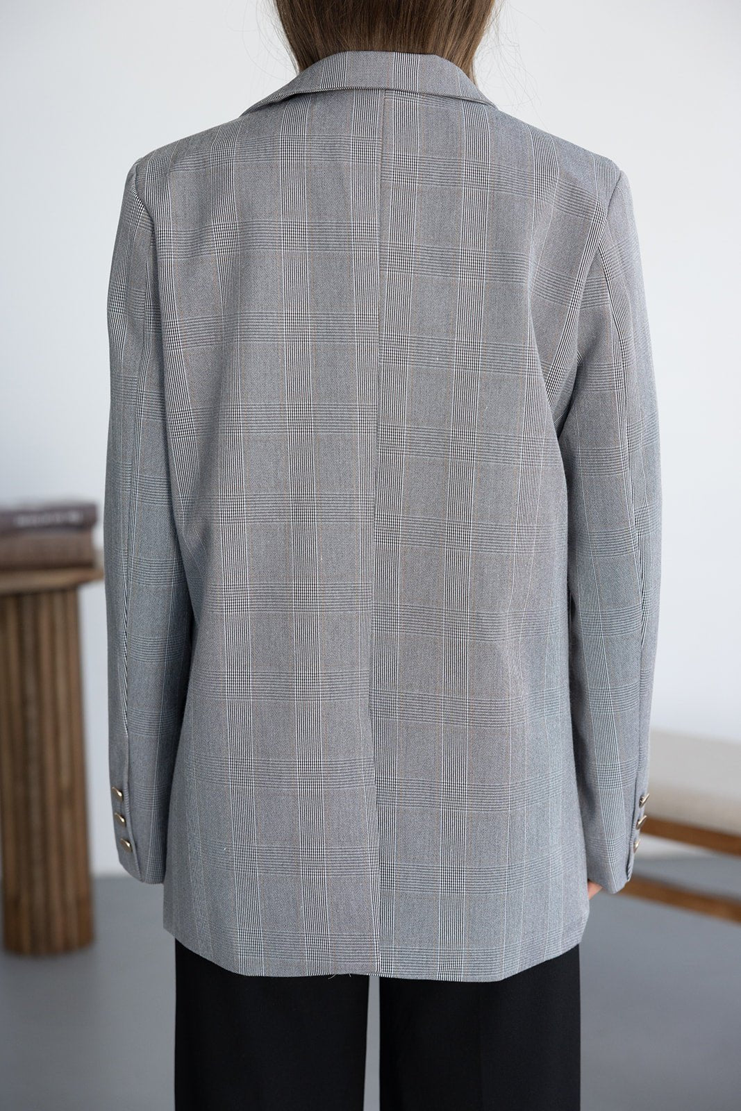 בלייזר משבצות אפור לנשים, מבט מהגב, מראה קלאסי ואופנתי