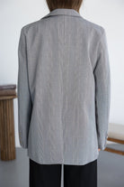 בלייזר משבצות אפור לנשים, מבט מהגב, מראה קלאסי ואופנתי