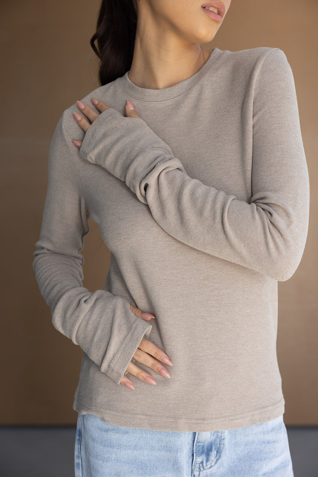 חולצת נשים ארוכה בצבע בז' בהיר עם שרוולים ארוכים, ג'ינס תכלת, אופנה נוחה ועדכנית