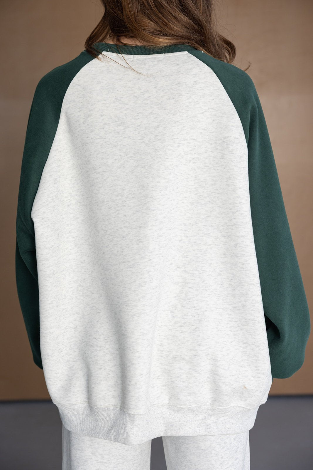 סווטשירט נשים בגווני אפור וירוק כהה עם שרוולים ארוכים, מראה אופנתי וקליל